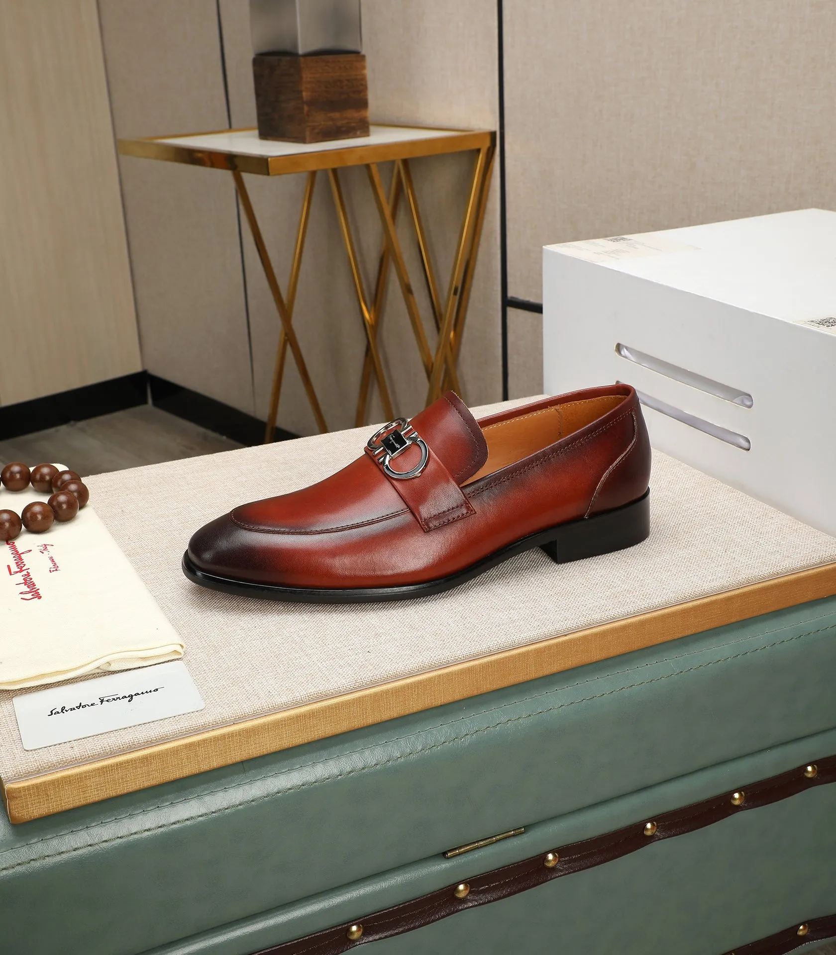Men's shoes 💰540📛📛(water-dyed cowhide) Salvatore Ferragamo high-end (Salvatore Ferragamo) is the world's top luxury footwear brand. It comes from the fashion kingdom of Italy and is famous all over the world for its traditional handmade design and novel styles...🚶🏻🚶🏻New suit shoes are available simultaneously at the counter. This model is purely handmade. The fabric is imported from Italy's original first-layer cowhide. Soft water-dyed cowhide lining. Original authentic outsole🌀🌀Size: 38➖44 (45 customized)